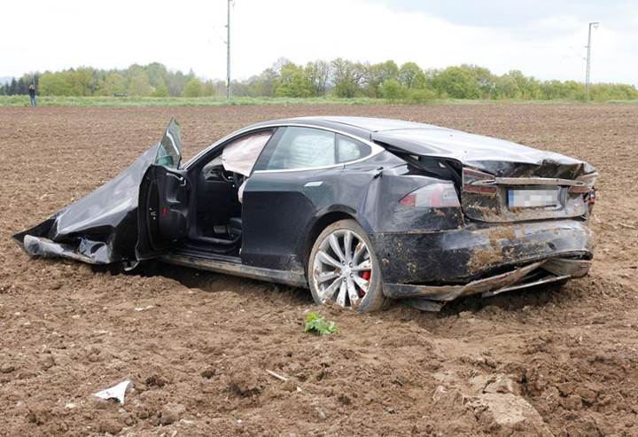 Tesla Model S korkunç bir kaza yaptı, araçtaki 5 yolcu da sağ kurtuldu