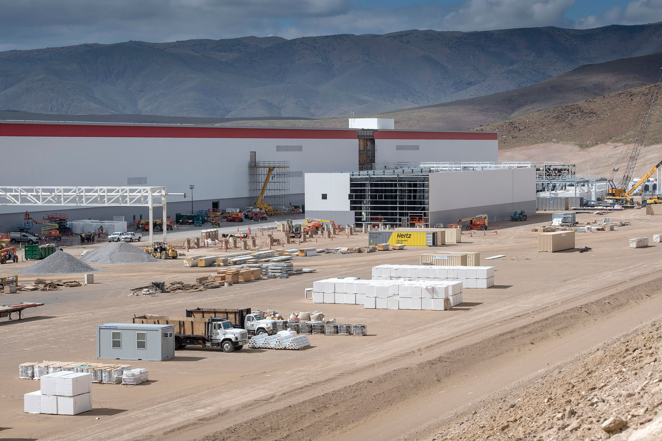 Tesla'nın devasa Gigafactory tesisinden yeni fotoğraflar var