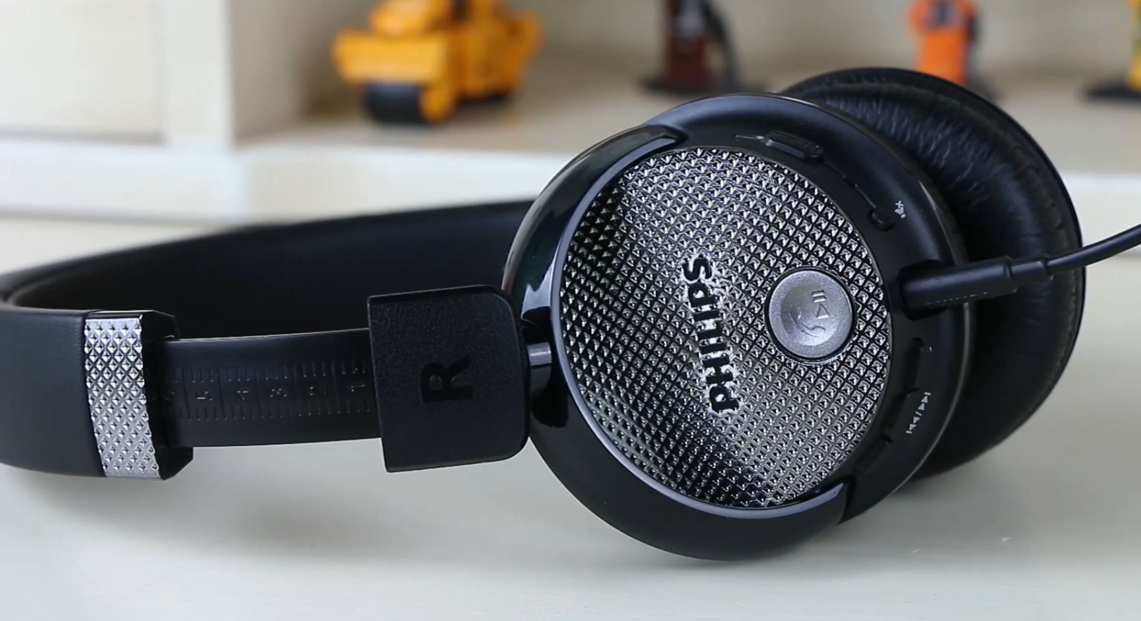 Bluetooth’lu Philips 8850NC ve 9850NC Noise Cancelling kulaklık incelemesi