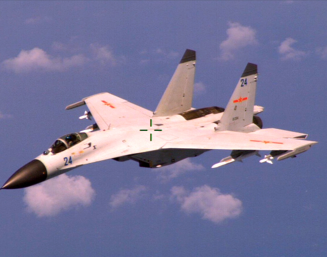 Çin savaş uçakları Amerikan keşif uçağını takip etti