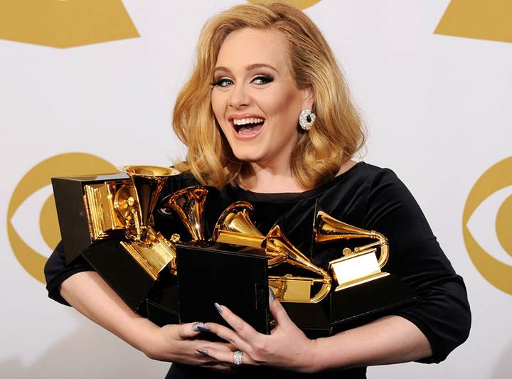 Adele, Sony Music ile 90 milyon sterlinlik anlaşma imzaladı