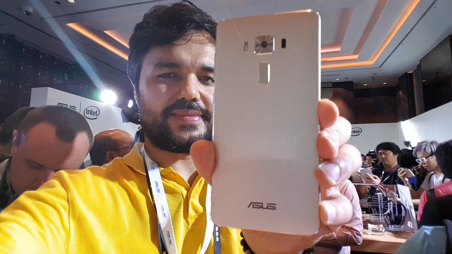 Asus ZenFone 3 Deluxe incelemesi: 'Asus telefon devlerine meydan okuyor'