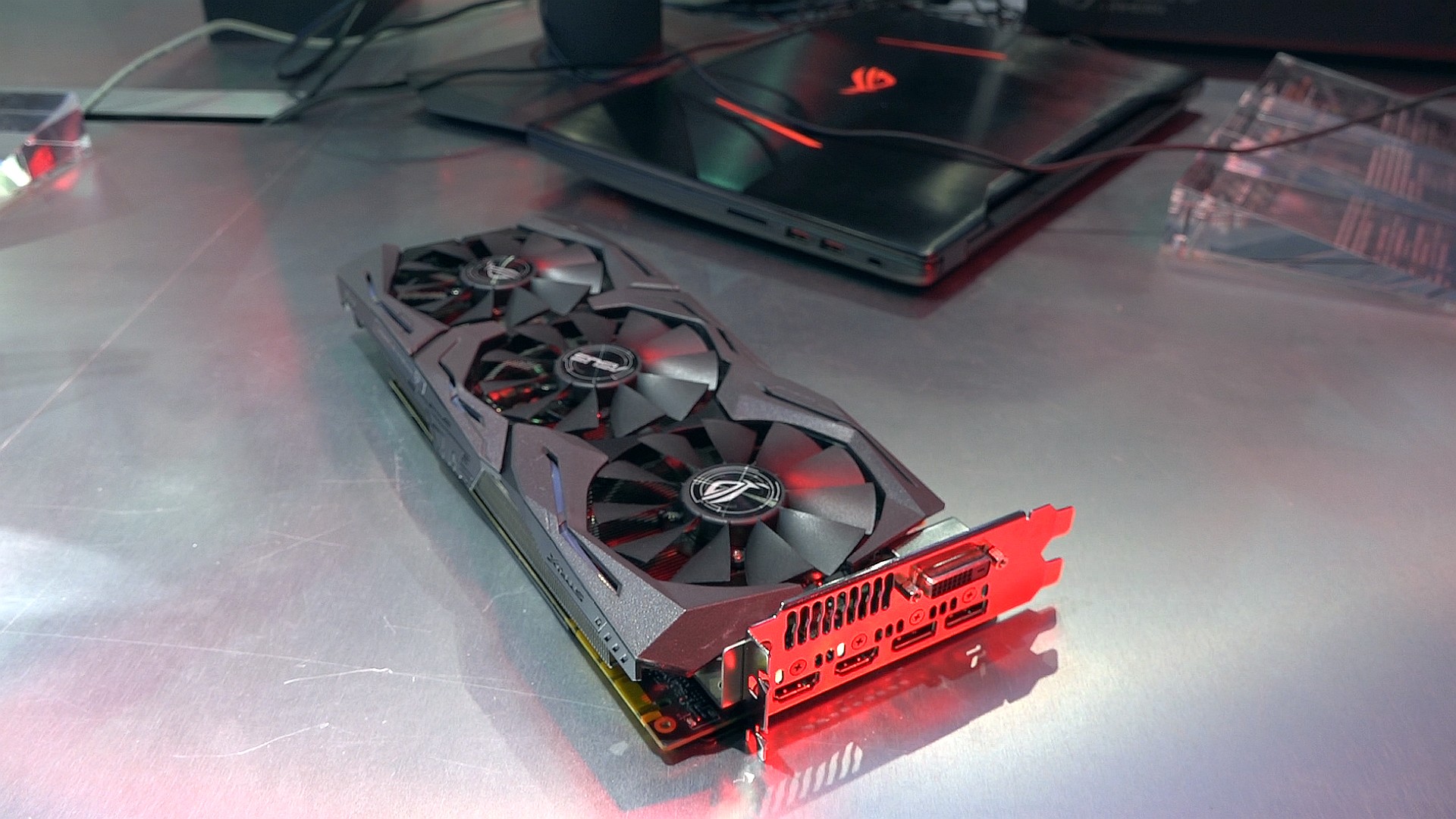 Asus'un performans canavarı GTX 1080 Strix mercek altında