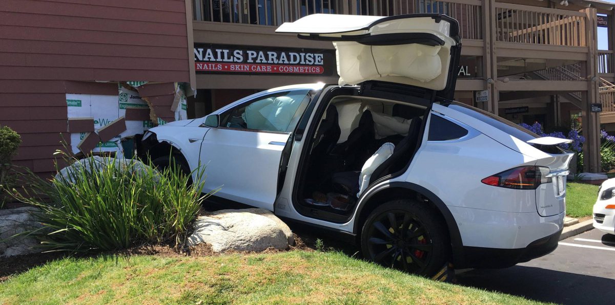 Tesla Model X kendi kendine hızlanarak binaya çarptı