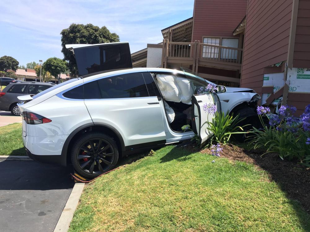 Tesla Model X kendi kendine hızlanarak binaya çarptı