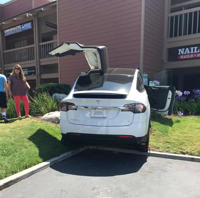 Tesla Model X kendi kendine hızlanarak binaya çarptı