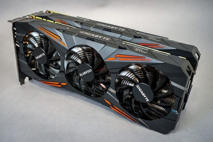 SLI yapıda 2 adet GTX 1080 ile 490W enerji tüketimi