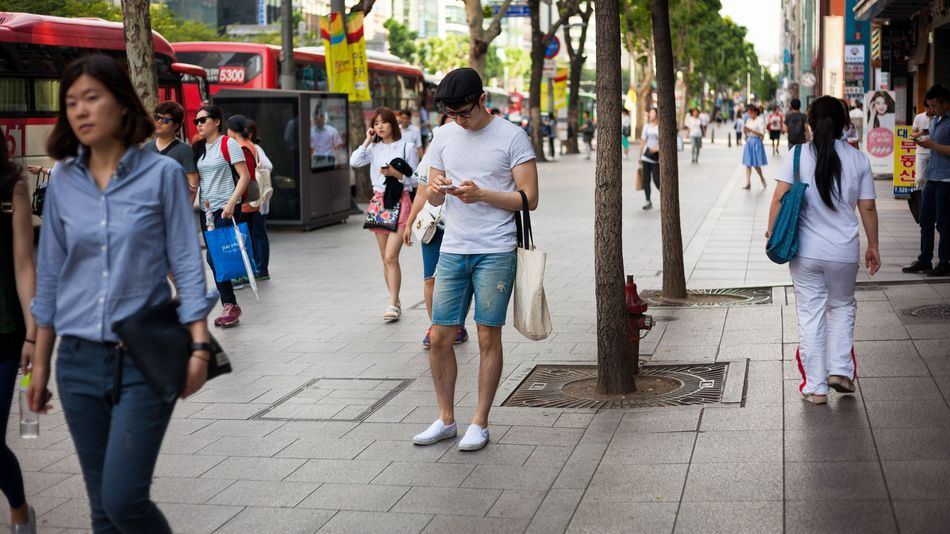 Güney Kore'den akıllı telefon bağımlıları için özel trafik işaretleri