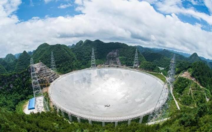 Uzaylı avlayacaklar: Çin dünyanın en büyük radyo teleskobunu tamamladı