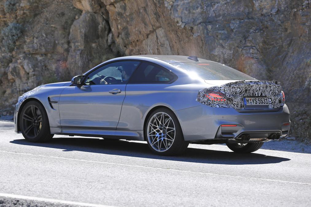 Makyajlı BMW M4 testler esnasında kamuflajlı olarak görüntülendi