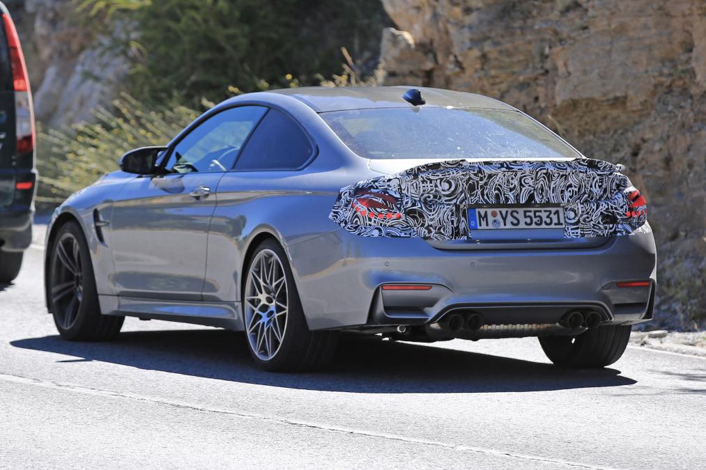 Makyajlı BMW M4 testler esnasında kamuflajlı olarak görüntülendi