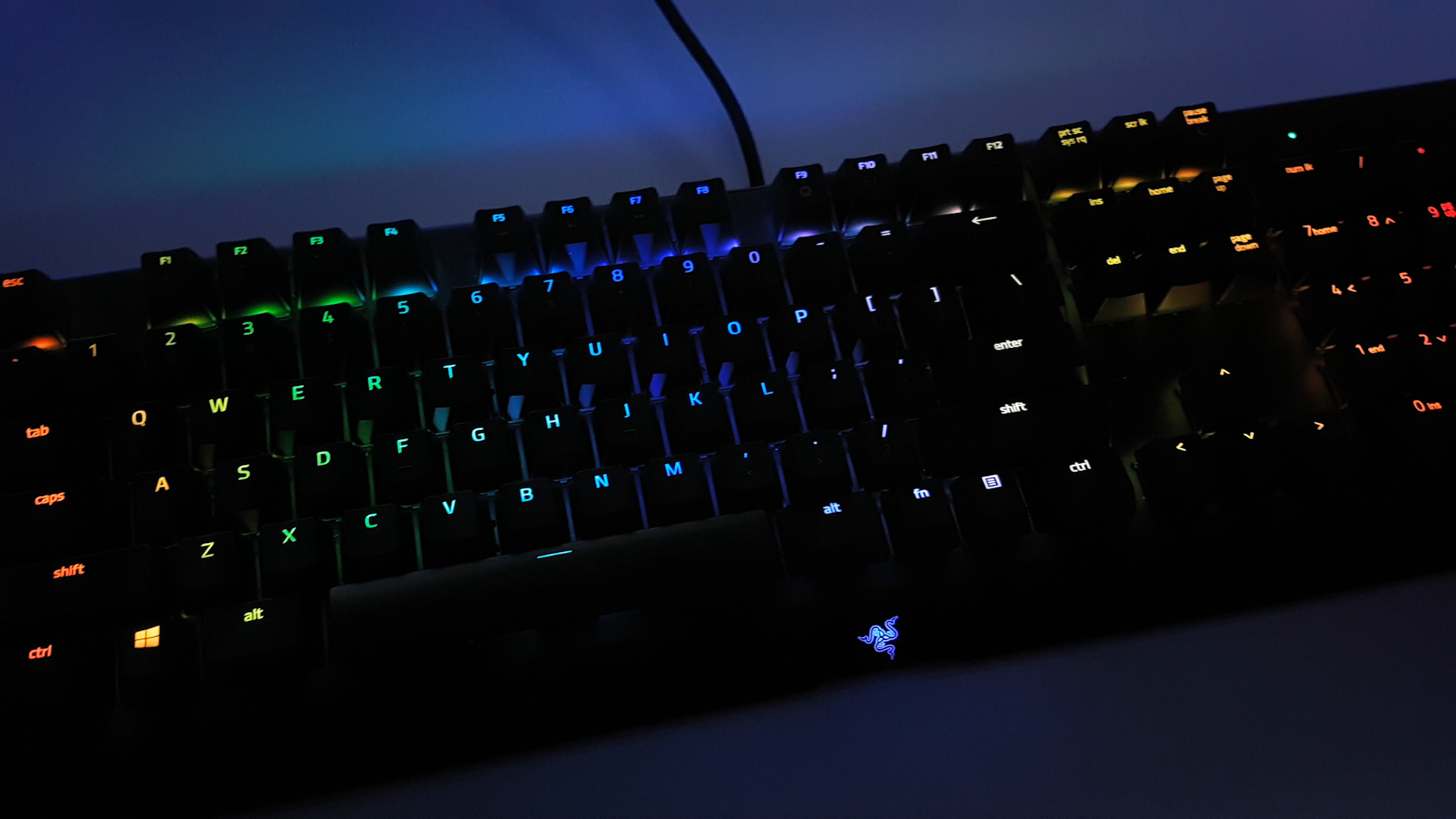 Razer Blackwidow X Chroma mekanik klavye test masamızda!