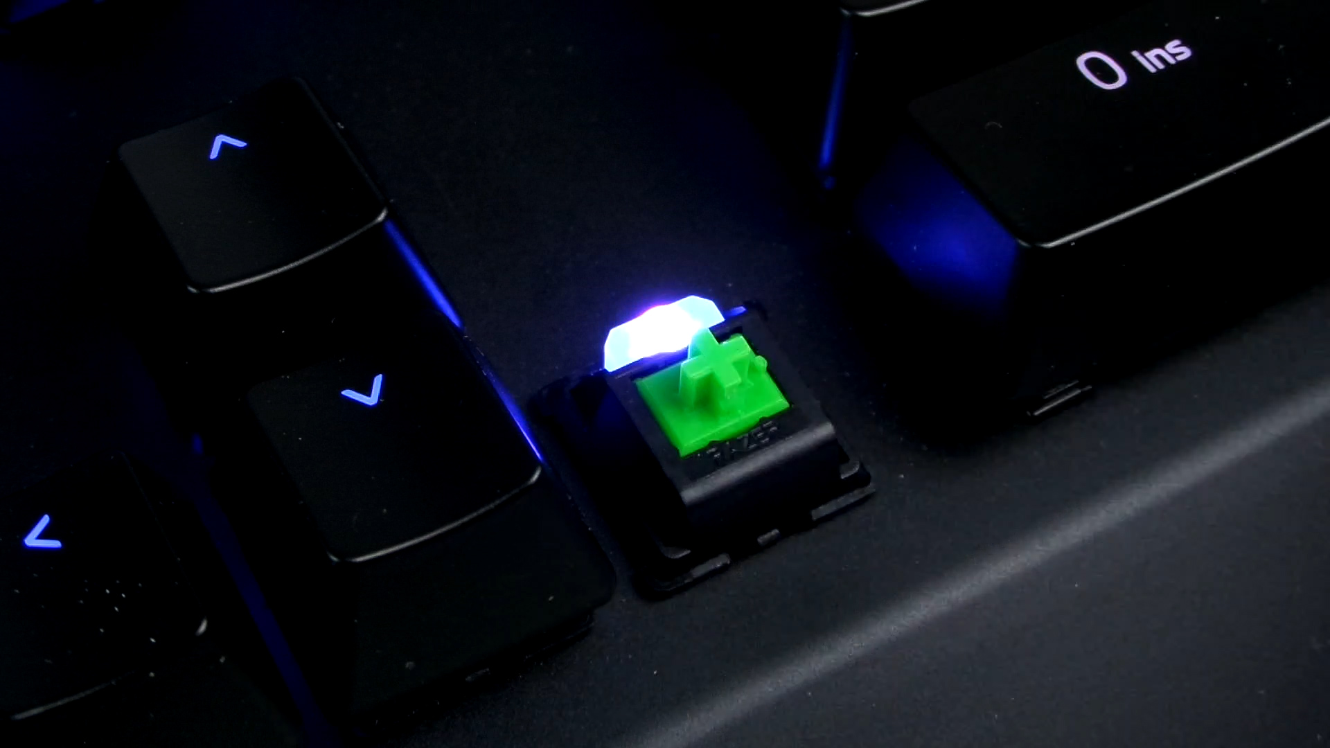 Razer Blackwidow X Chroma mekanik klavye test masamızda!