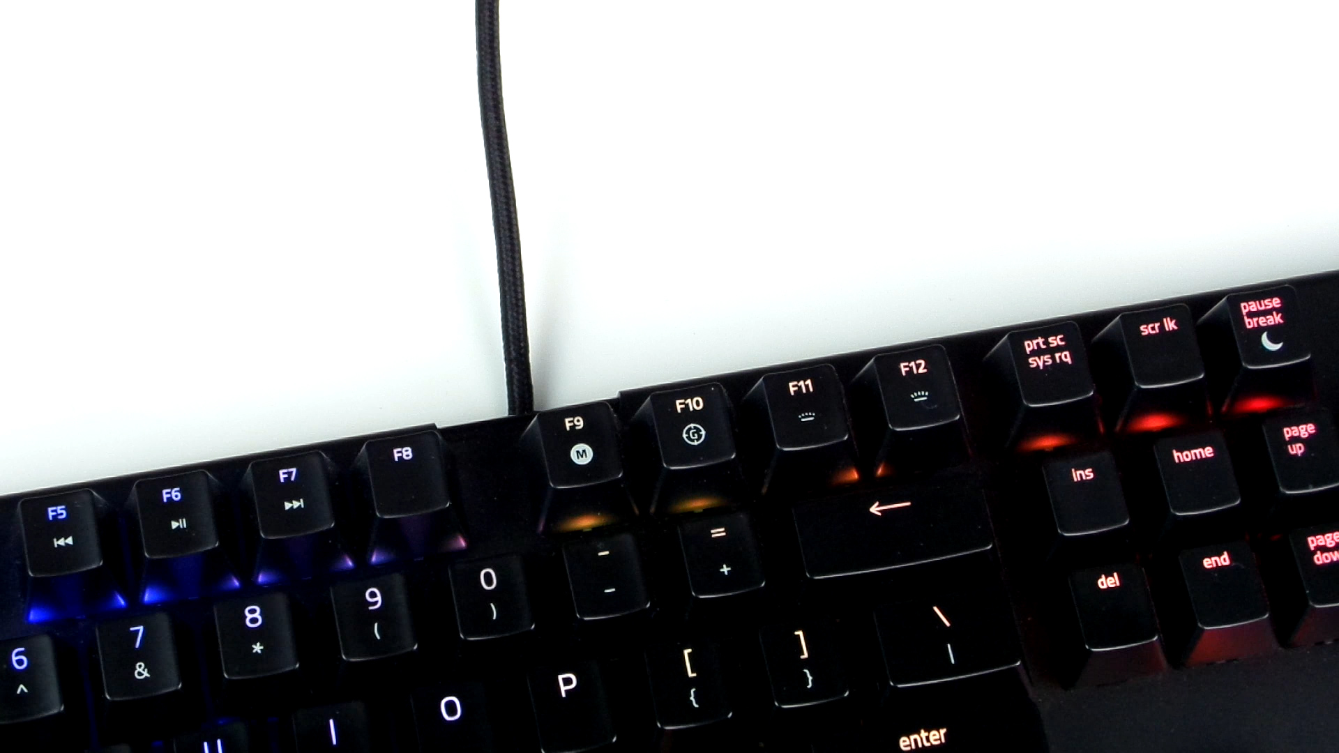 Razer Blackwidow X Chroma mekanik klavye test masamızda!