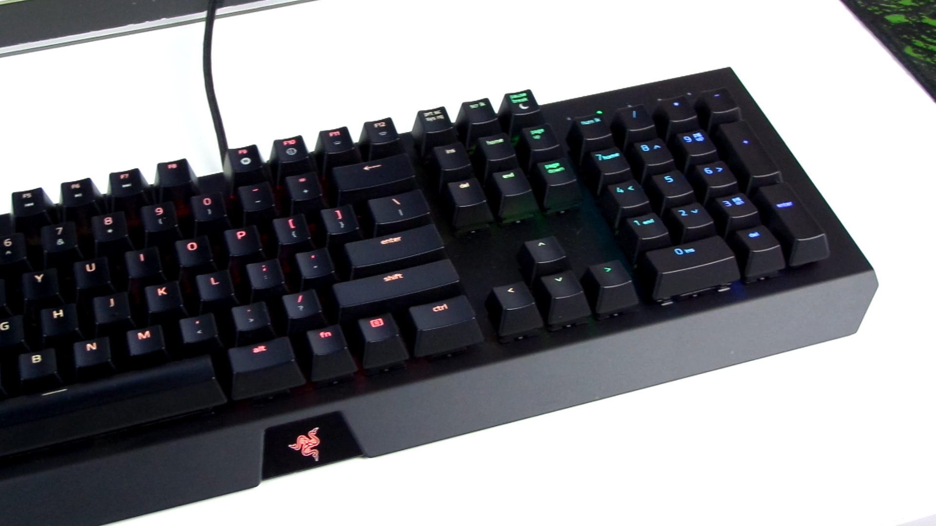 Razer Blackwidow X Chroma mekanik klavye test masamızda!