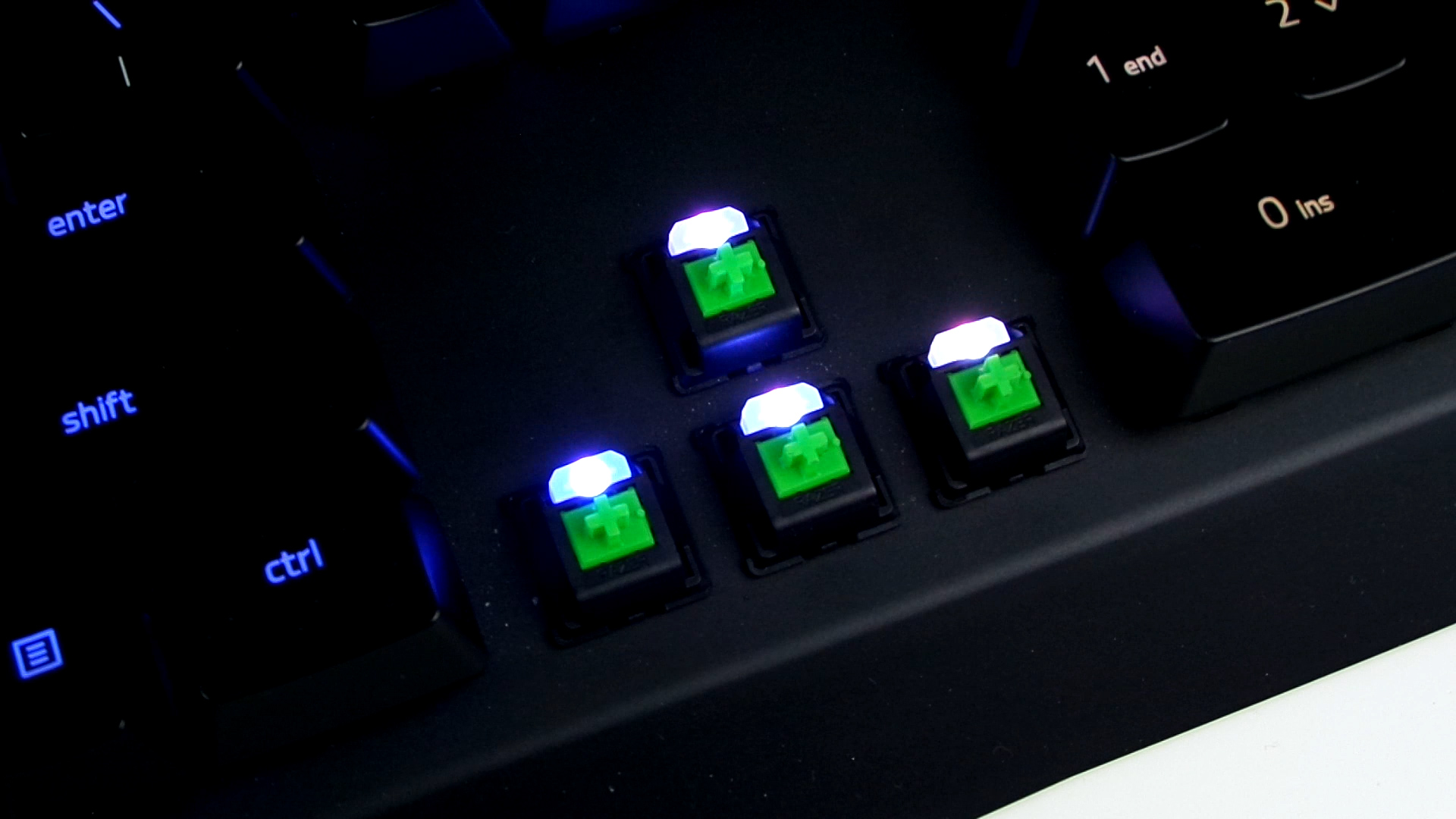 Razer Blackwidow X Chroma mekanik klavye test masamızda!