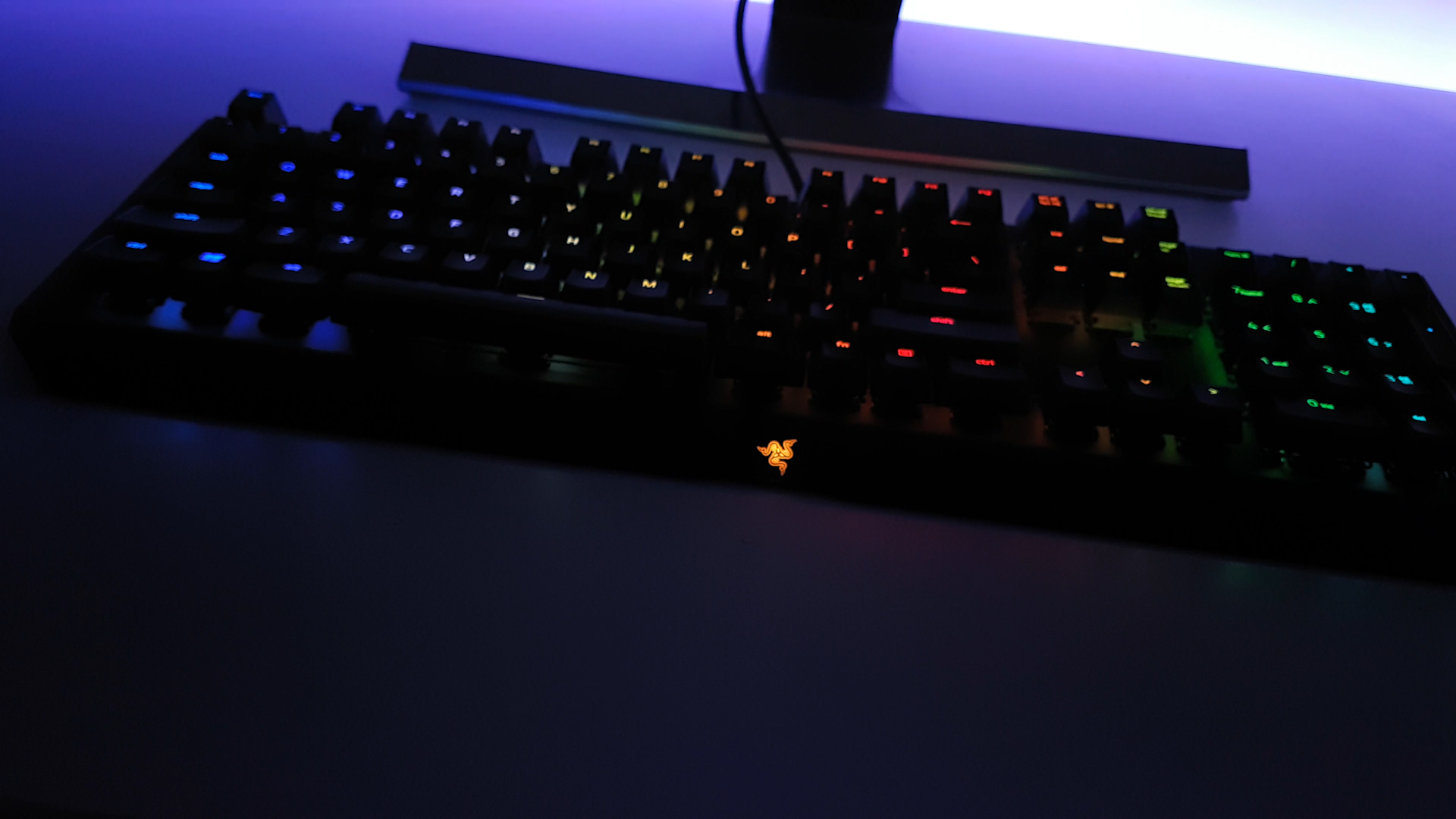 Razer Blackwidow X Chroma mekanik klavye test masamızda!