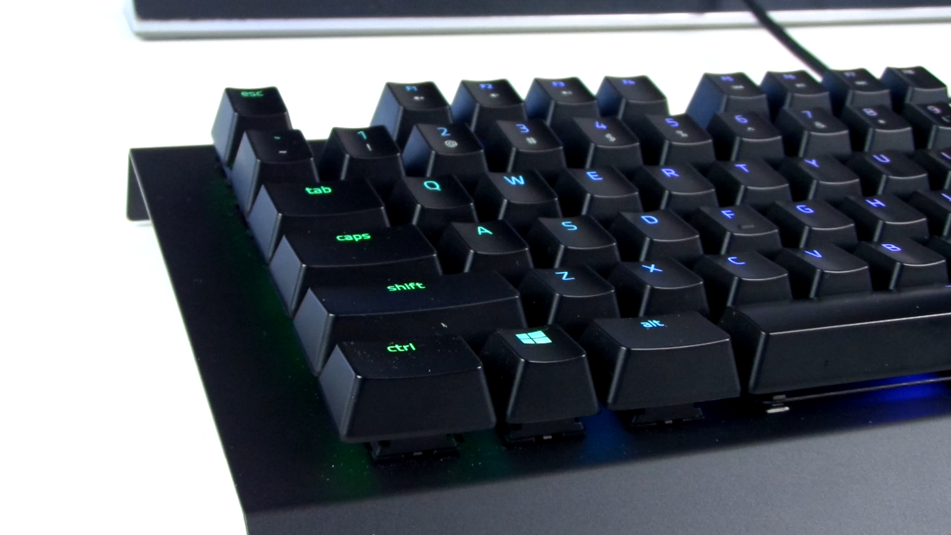 Razer Blackwidow X Chroma mekanik klavye test masamızda!