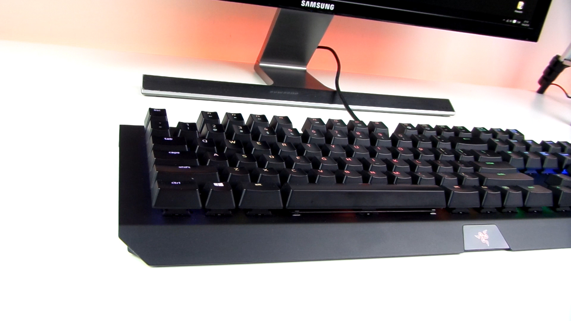 Razer Blackwidow X Chroma mekanik klavye test masamızda!