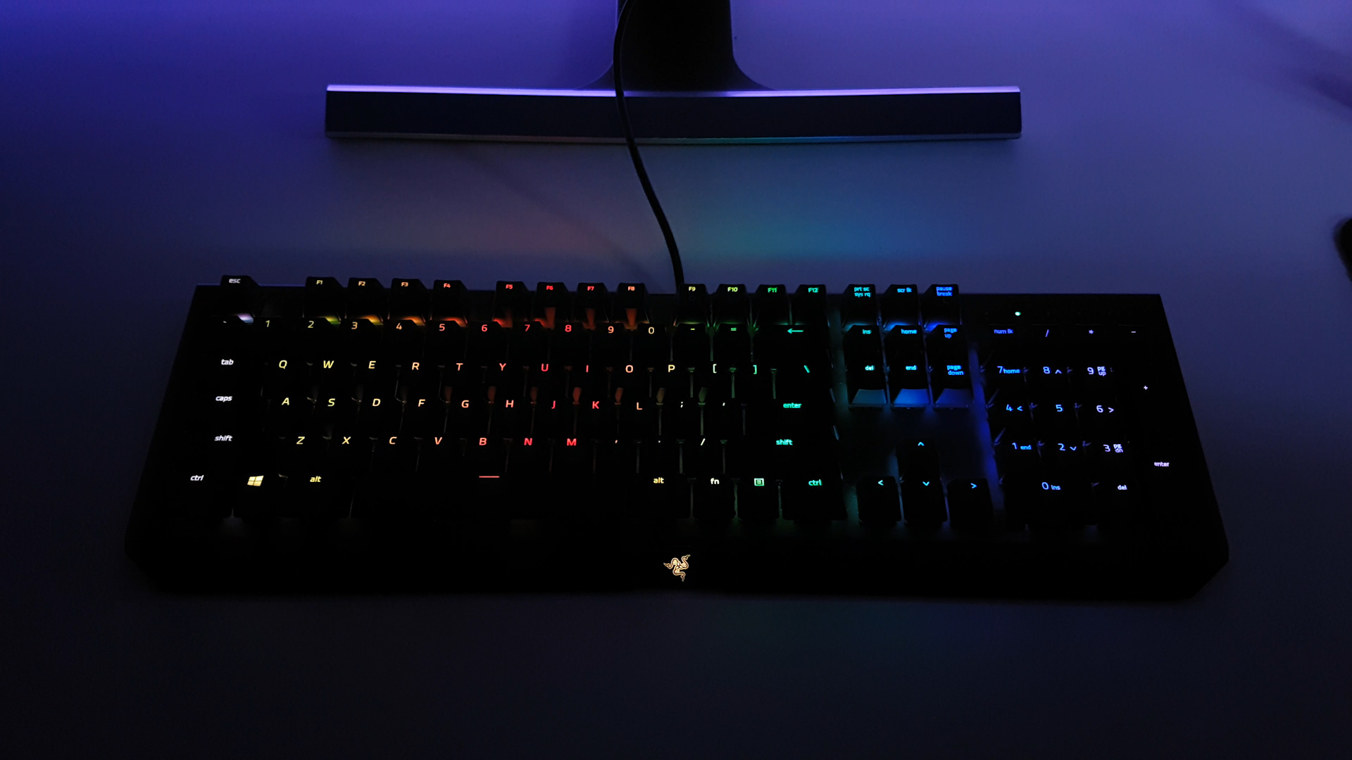 Razer Blackwidow X Chroma mekanik klavye test masamızda!