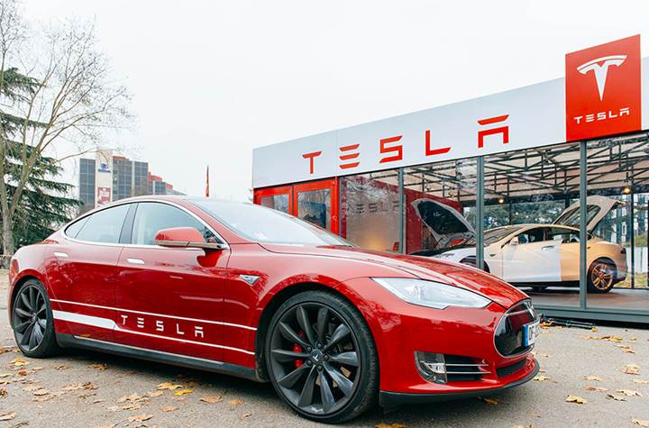 Virajı algılayamayan Tesla bariyerlere çarptı