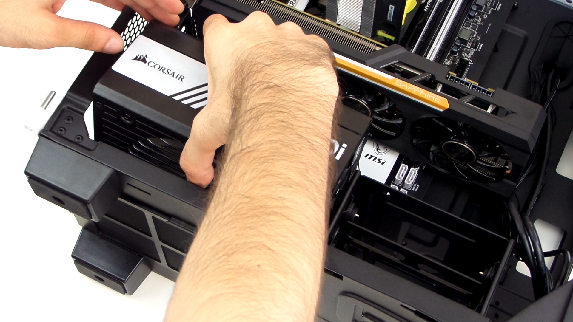 Corsair 400C 'Minik Beyaz' kasayı inceliyoruz