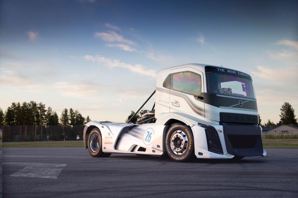 Volvo Trucks 2400 bg'lik kamyonuyla dünya hız rekorunu kırdı
