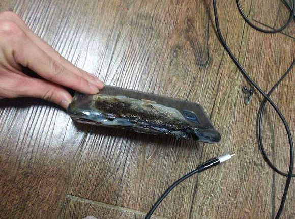 Galaxy Note 7 şarj esnasında yandı, Samsung diken üstünde