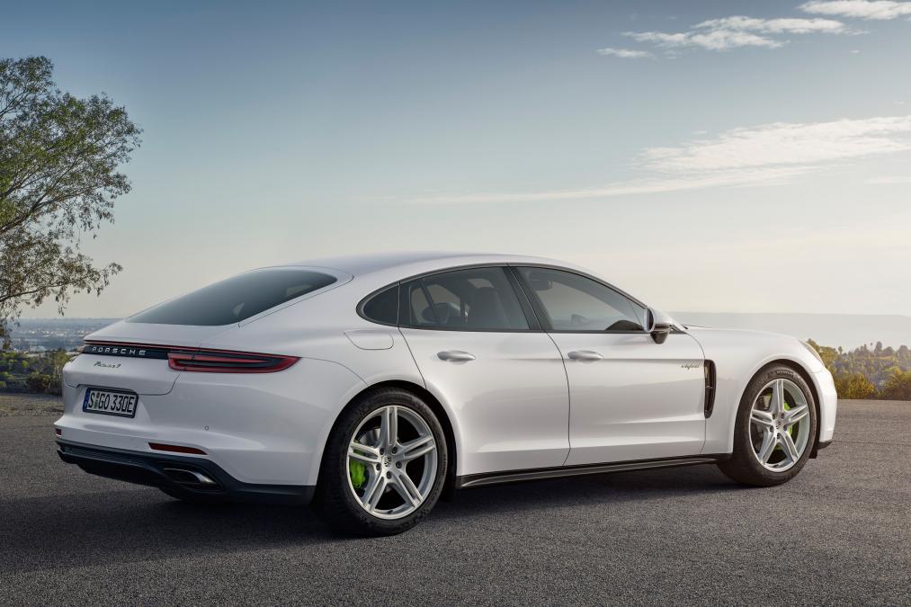 Yeni Porsche Panamera 4 E-Hybrid, 2016 Paris Otomobil fuarında görücüye çıkacak