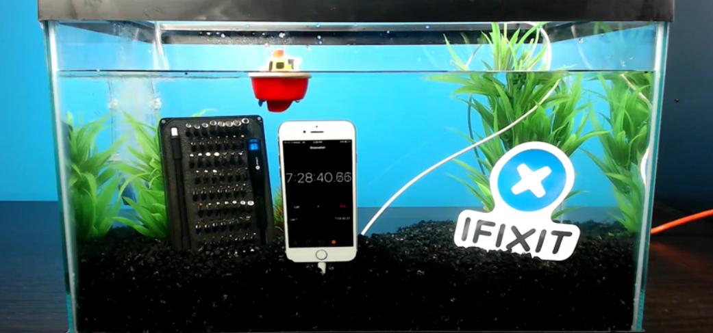 iFixit ekibi iPhone 7'yi akvaryuma attı