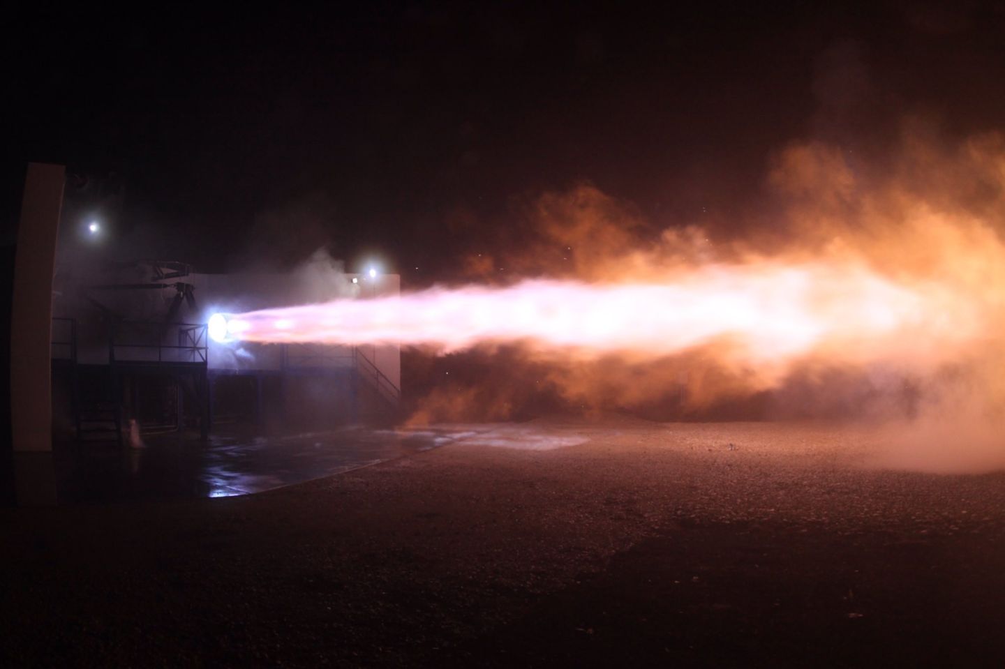 SpaceX, insanları Mars'a götürecek roket motorunu test etti