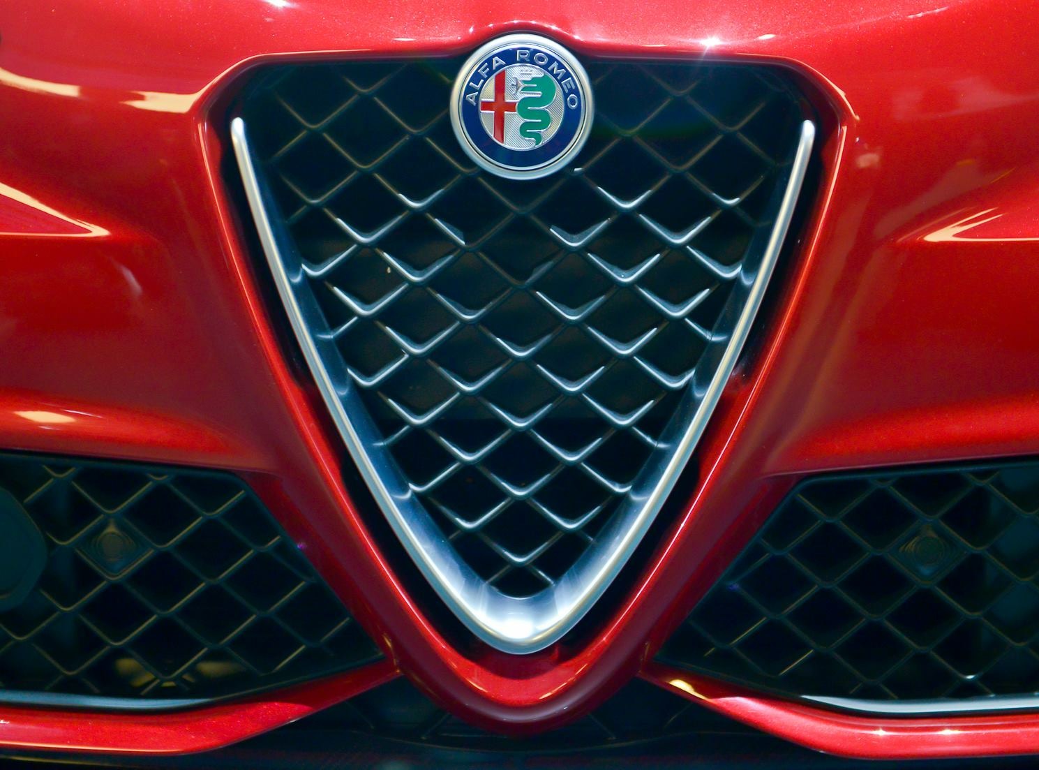 Alfa Romeo orta boy SUV Stelvio sonrası büyük boy bir SUV modeli piyasaya sürecek