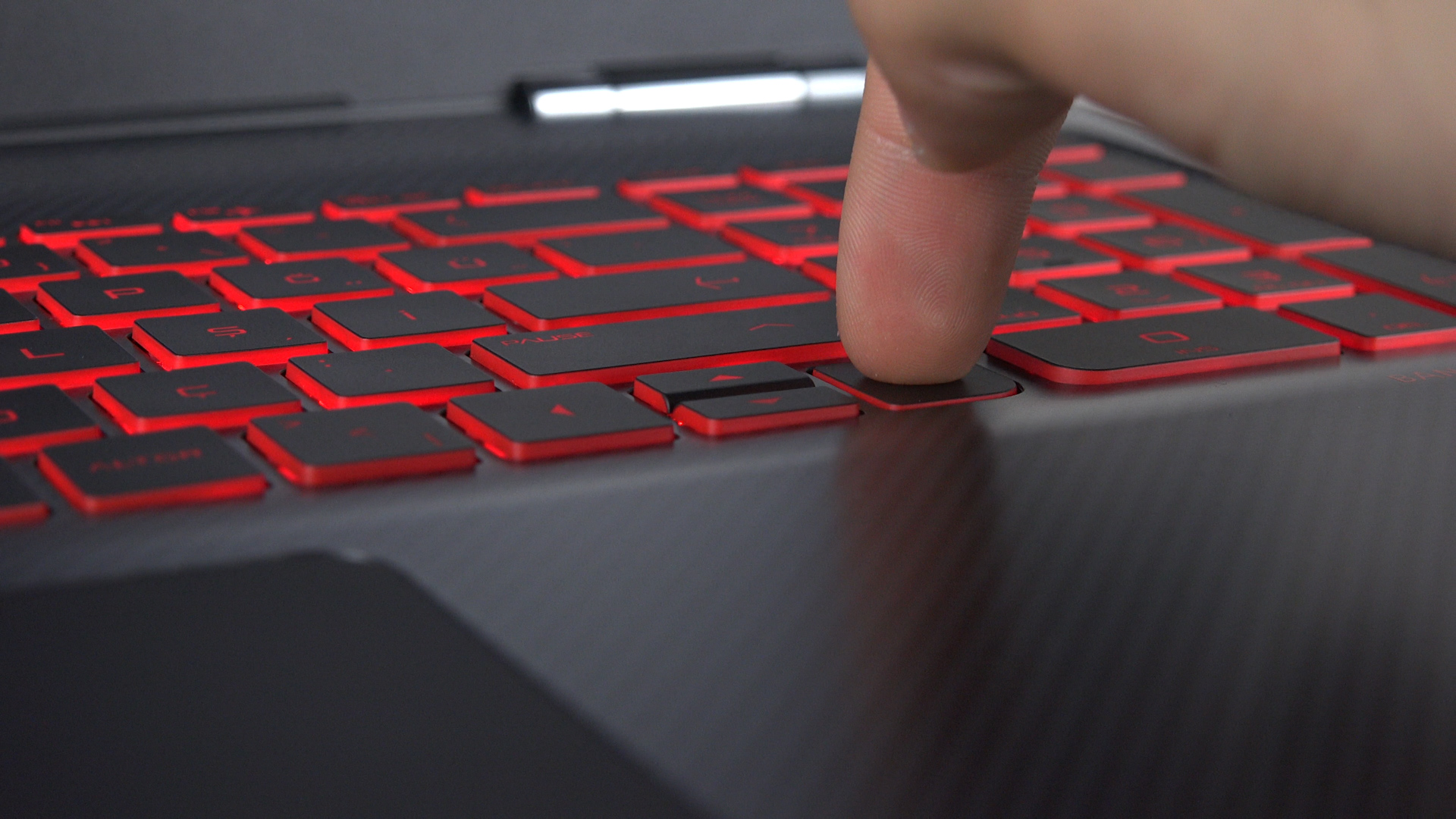 HP Omen oyuncu dizüstüsü incelemesi 'Karbon Fiberli Canavar'