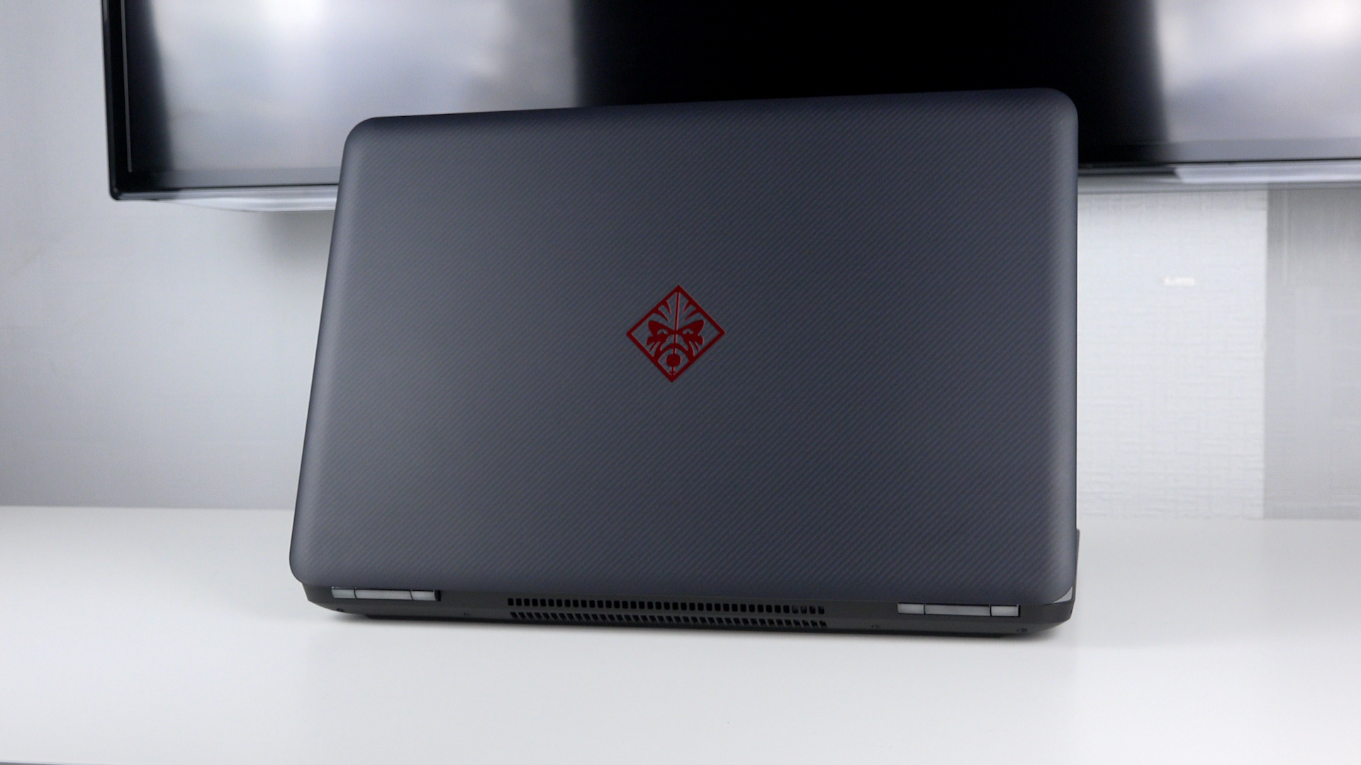 HP Omen oyuncu dizüstüsü incelemesi 'Karbon Fiberli Canavar'