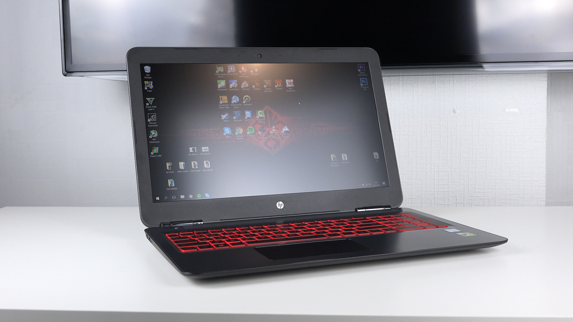 HP Omen oyuncu dizüstüsü incelemesi 'Karbon Fiberli Canavar'