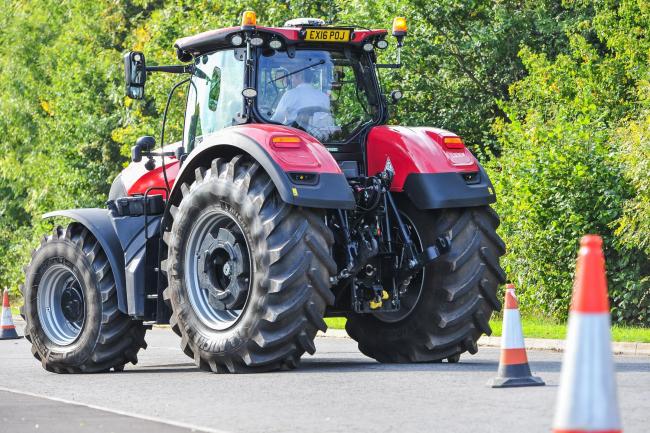 İngiltere'de tarım verimini artırmak için sürücüsüz traktör test ediliyor