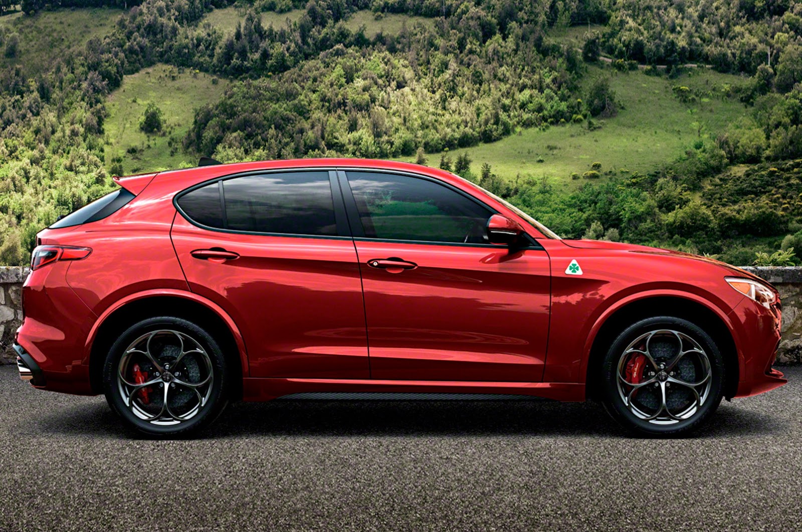 Alfa Romeo Stelvio: İtalyan üretici ilk SUV modelini tanıttı