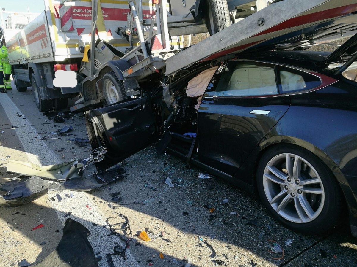 Tesla Model S sürücüsü kamyona çarptı, pert olan araçtan kendi başına çıkmayı başardı