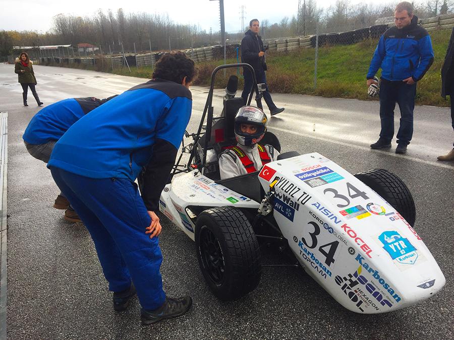 Kenan Sofuoğlu, YTÜ’nün yerli formula aracını test etti