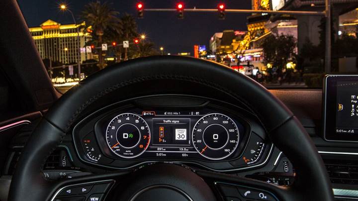 Audi'ler artık trafik ışığının ne zaman değişeceğini gösterebilecek