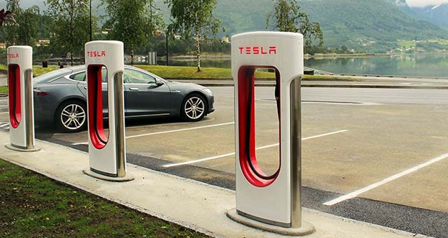 Tesla süperşarj istasyonlarında boşa geçen her dakika için sürücülerden 0.40 dolar alacak