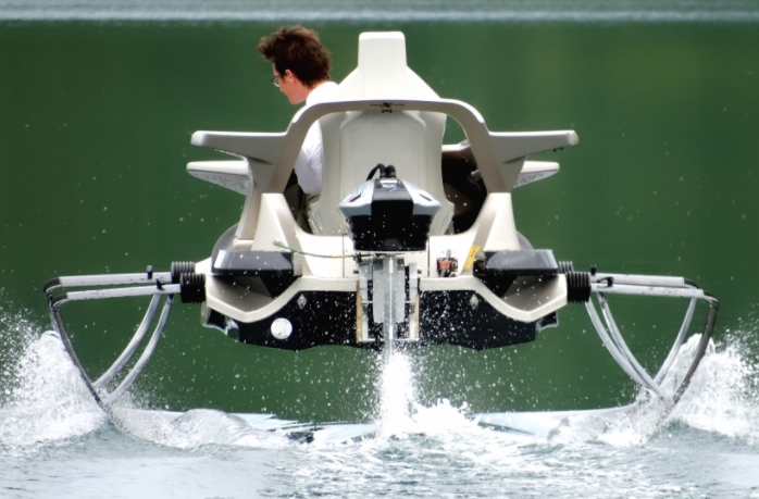 Suyun üstünde uçarak giden elektrikli araç: Quadrofoil