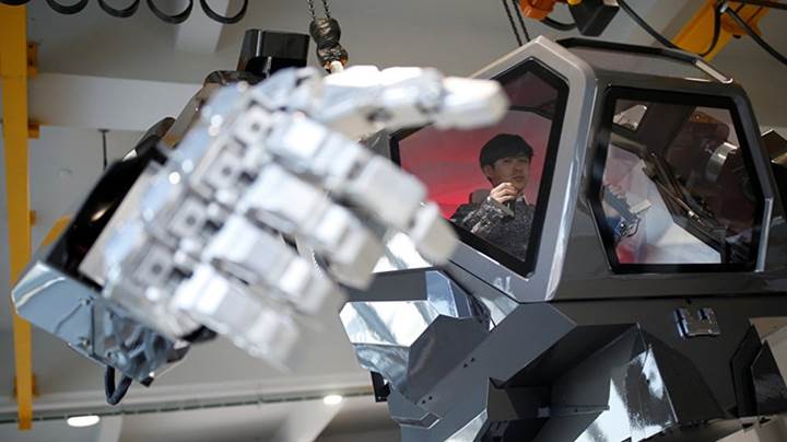 Bilim kurgu filmlerindeki dev robot Güney Kore'de ilk adımlarını attı