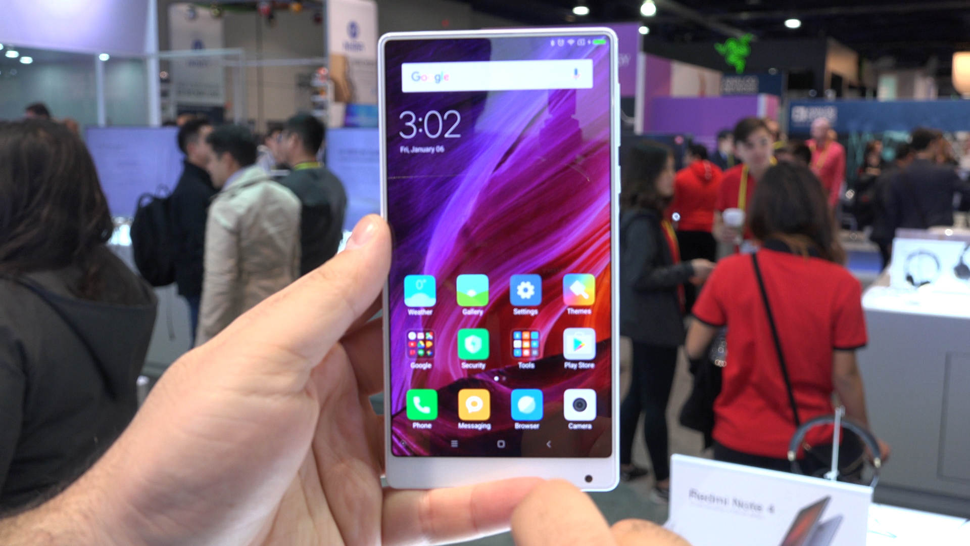 Xiaomi Mi Mix kar beyazı rengiyle mercek altında