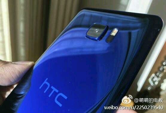 Çift ekranlı HTC telefonu internete sızdırıldı