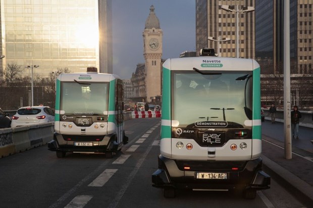 Sürücüsüz otobüsler Paris'te yola çıktı