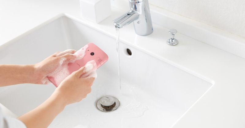 Kyocera su ve sabunla yıkanabilen yeni akıllı telefonunu tanıttı