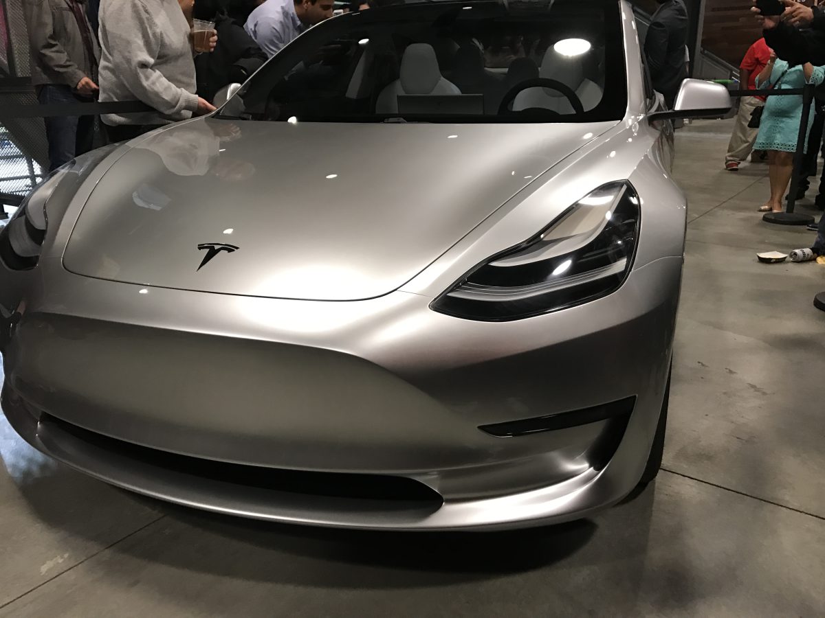 Tesla’nın uygun fiyatlı aracı Model 3’ten ilgi uyandıran görüntüler