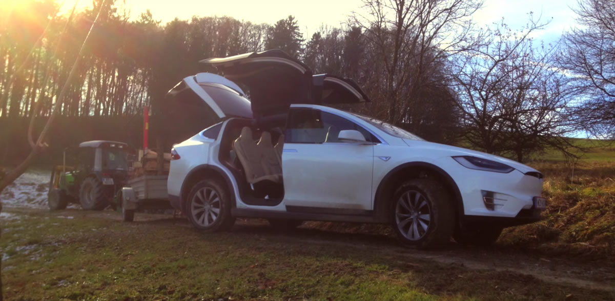 Tesla Model X aldı çiftlikte traktör olarak kullanıyor [Video]