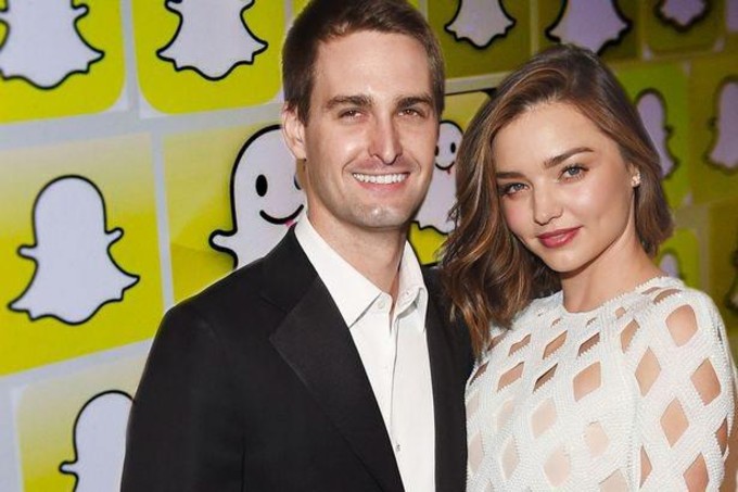 Miranda Kerr, Facebook'u hırsızlıkla suçladı